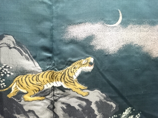 Antique Tiger with moon pattern woven rugs, haori (men's haori) with crest on th